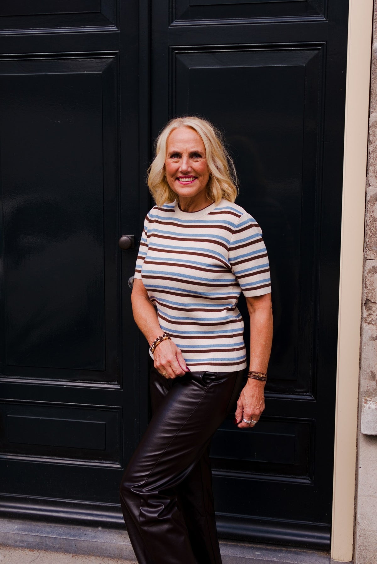 Ester New Knit in Blue Shadow Sandshell — Topics Fashion fotoshoot met Sjors en Sandra