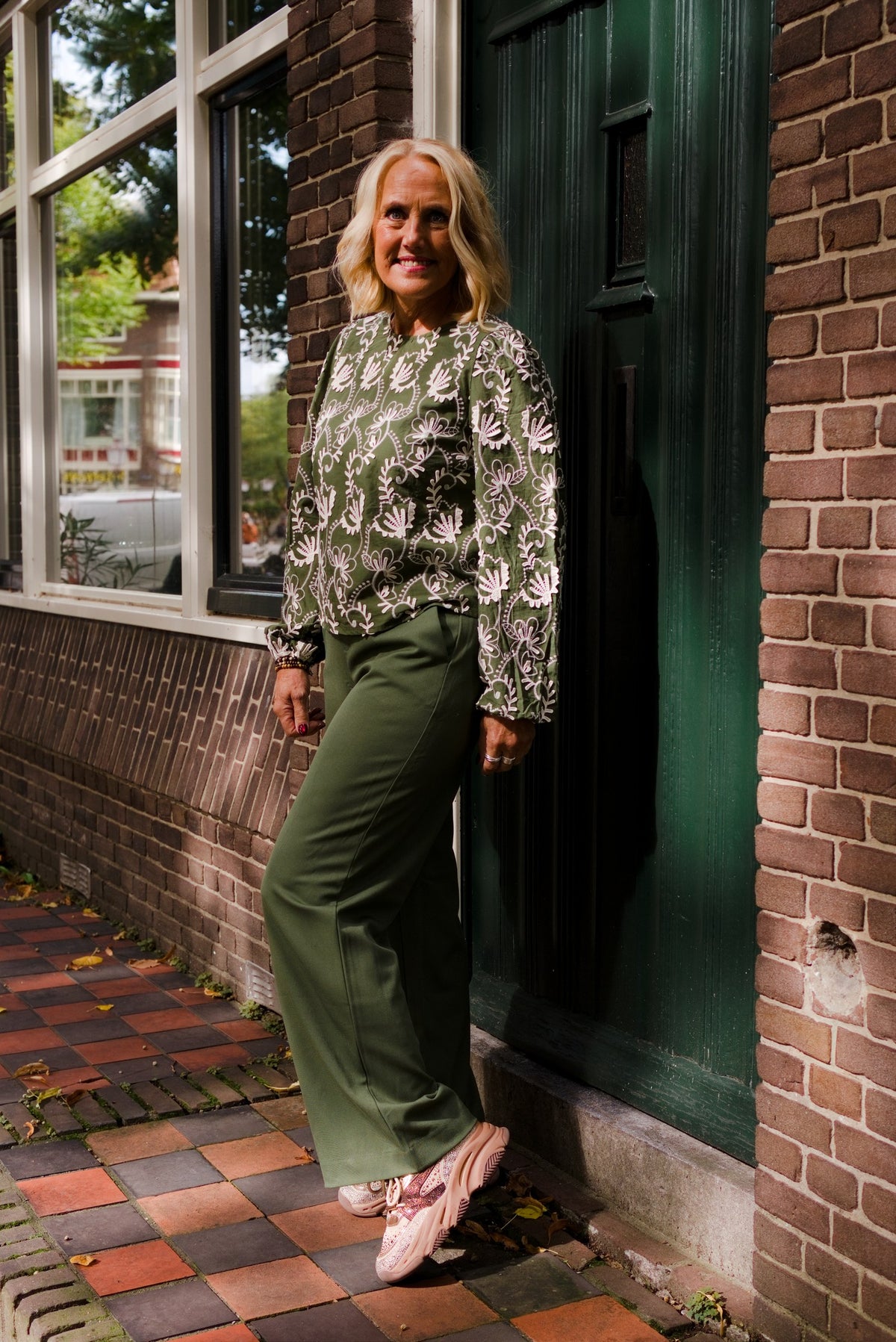 Lisa Wide 6 in Bronze Green — Topics Fashion fotoshoot met Sjors en Sandra