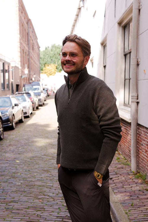 Ollie Connor in Dark Grey — Topics Fashion fotoshoot met Sjors en Sandra