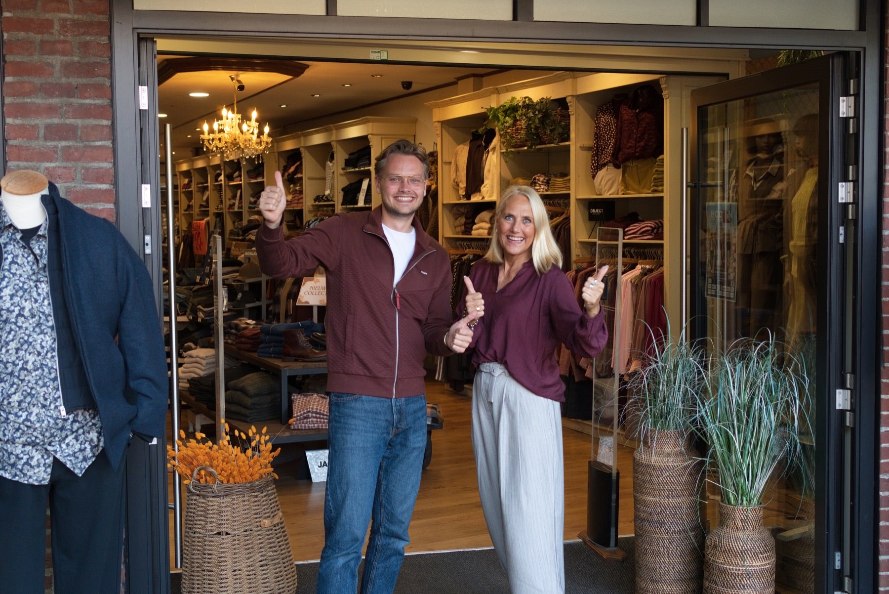 Sandra en Sjors voor de winkel van Topics Fashion in Hoorn